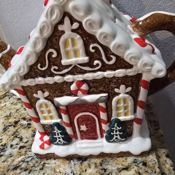 Corner Ruby Christmas Gingerbread House Ceramic Hand Painted Teapot ~ New - Picture 7 of 12